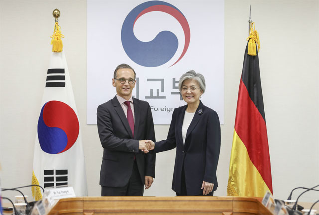 강경화 외교부 장관이 지난 2018년 7월 한국을 방문한 하이코 마스 독일 외교장관과 만나 악수를 하고 있다.