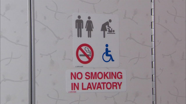 비행기 화장실 등에서 자주 볼 수 있는 ‘금연’ 안내 문구입니다.