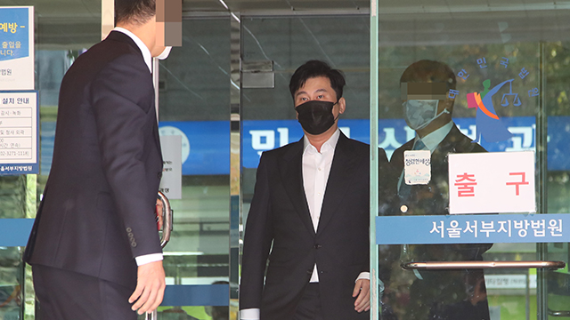 양현석 전 YG엔터테인먼트 대표 프로듀서가 서울서부지법에서 열린 공판을 마친 후 나오고 있다.