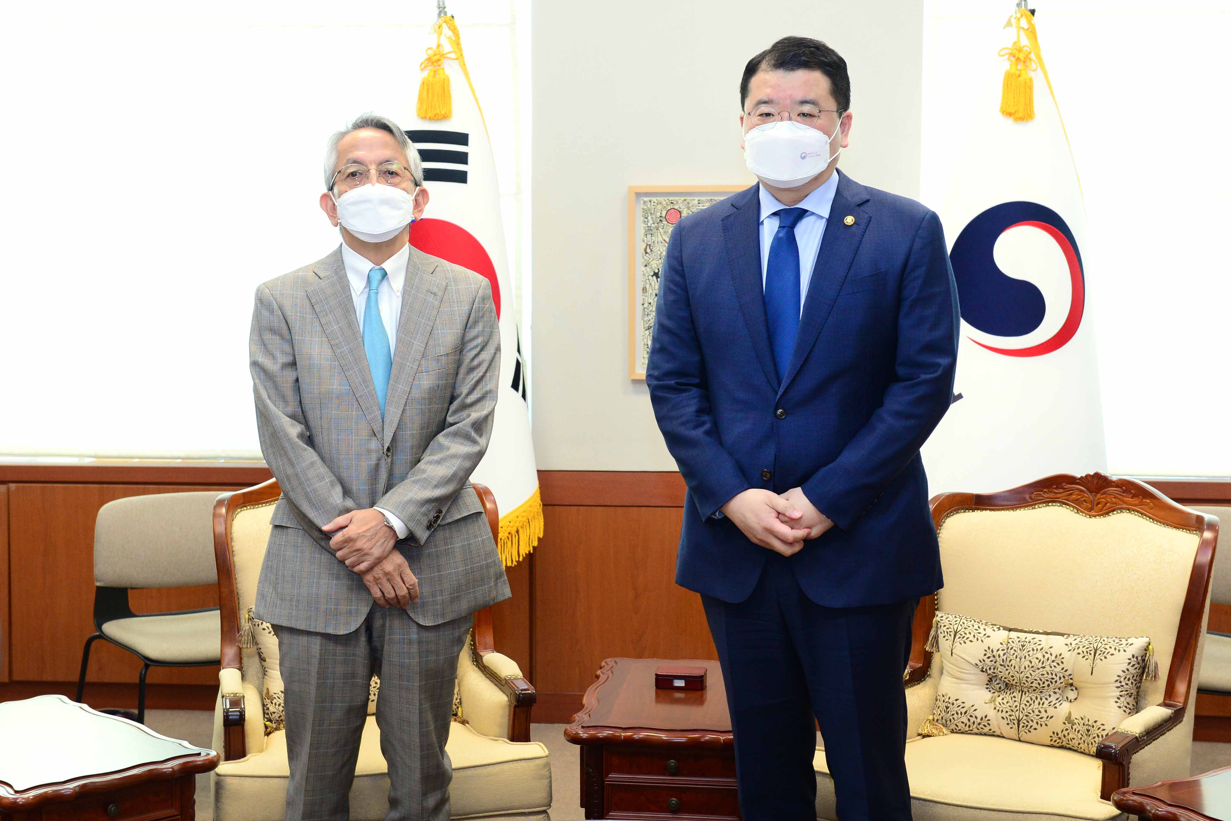 최종건 1차관(오른쪽)이 26일 아이보시 신임 주한일본대사를 면담했다.