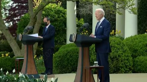 어제 진행된 미일 정상회담 후 스가 요시히데 일본 총리와 조 바이든 미국 대통령이 기자회견을 하고 있다.