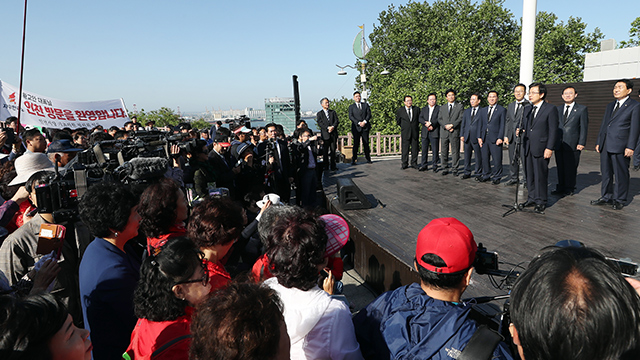 자유한국당 황교안 대표가 오늘 오전 인천 자유공원 맥아더 장군 동상에 헌화한 뒤 지지를 호소하고 있다.