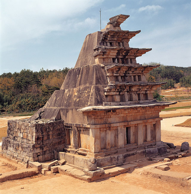 일제가 보수한 미륵사지 석탑의 1990년대 모습