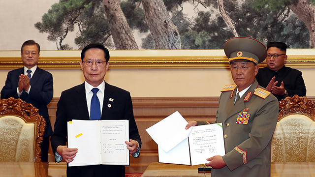 2018년 9월 19일 송영무 당시 국방부 장관과 북한의 노광철 당시 인민무력상이 군사합의서에 서명한 뒤 기념촬영을 하고 있다.