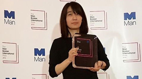 한강이 한국인 최초로 받은 맨부커상은?