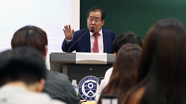 홍준표, 깜짝 대학 특강…“한국당 예쁘게 봐달라”