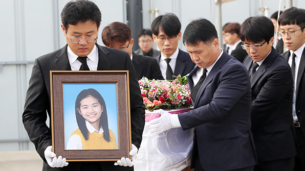 ‘세월호 희생자’ 조은화·허다윤 양, 3년여 만에 눈물의 이별식