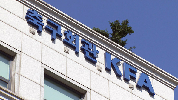 뒷걸음질 한국축구…뒤로 숨은 수뇌부가 ‘총체적 위기’ 자초