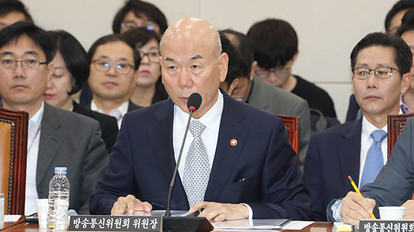 ‘정치적 편향성’ 논란 tbs 교통방송…이효성 방통위원장 “독립법인화 검토”
