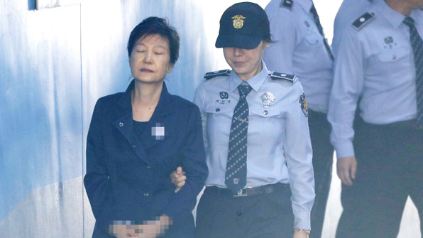 법원, 박근혜 전 대통령 추가 구속영장 발부…최대 6개월 연장