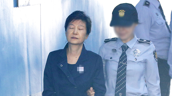 朴 구속 연장…민주 “원칙 살아있다” vs 한국당 “압력에 굴복”
