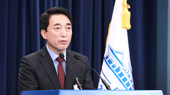 靑 “헌재소장 대행체제, 규정에 따라 적법한 것”
