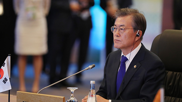 與 “文 정상 외교 성공적…안보 상황 해결의 실마리 될 것”