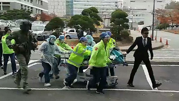 ‘JSA 귀순’ 병사 2차 수술 중…“손상된 조직 절제”