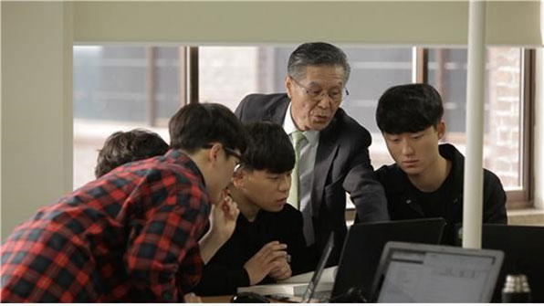 교재·필기·시험 없는 ‘3無 수업’…‘교수님은 변신 중’