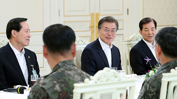 文대통령, 전군 주요 지휘관 초청 오찬…강한 안보·책임 국방 당부