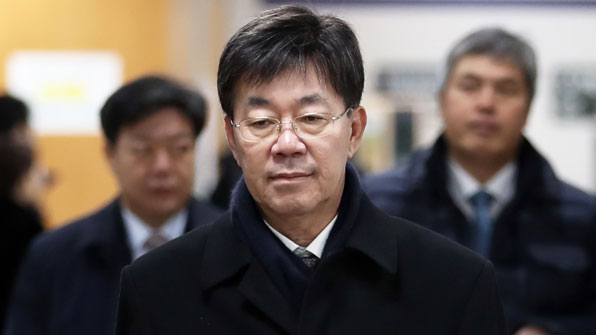 ‘돈봉투 만찬’ 이영렬 1심 무죄…“김영란법 위반 아냐”