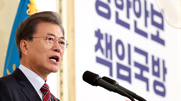 文대통령 “전작권 전환 조건 조속히 갖춰야…책임국방 구현”