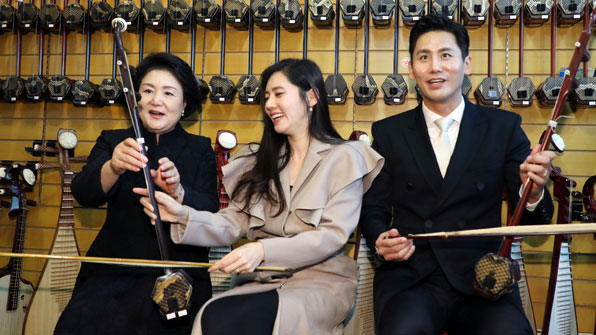 김정숙 여사, 中 악기 ‘얼후’ 체험…추자현 부부 등 동행