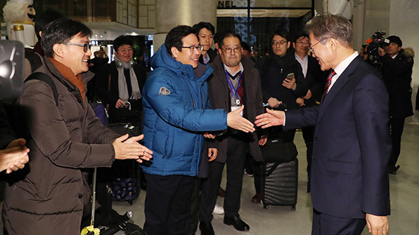 文, 기자단 숙소 방문 “불미스런 일…적절 조치 있을 것”