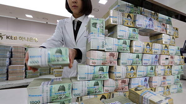 좀처럼 은행서 안 나오는 돈…예금 회전율, 30년9개월 만에 최저