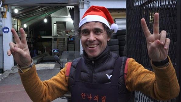 사제복 대신 ‘앞치마’ 두른 신부님