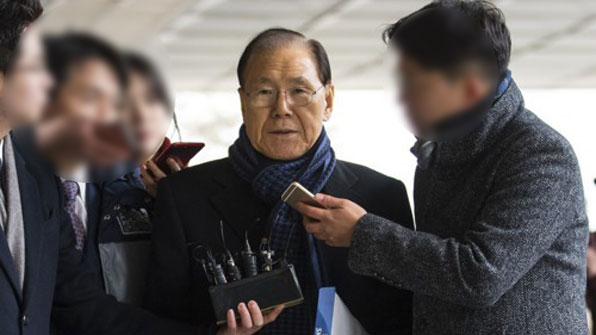 ‘MB 집사’ 김백준 11시간 조사 후 귀가…‘특활비’ MB 연관 부인