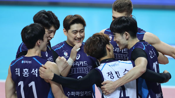 삼성화재, 우리카드에 ‘짜릿한 대역전승’…2위로 4R 마감