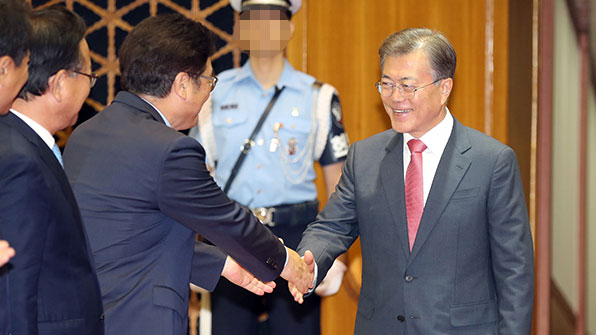 문 대통령-민주 원내대표단 23일 오찬…“2월국회 민생법안 논의”