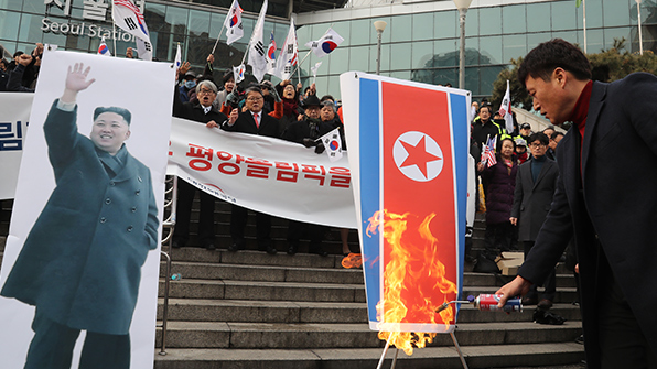 北외곽대남단체, 인공기 등 ‘소각’에 “용납못할 만행” 비난