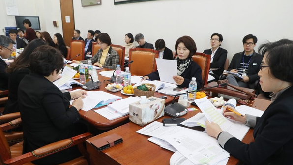 민주, “휴일근로 수당 대신 휴가보상”…근로시간 단축 대안 마련