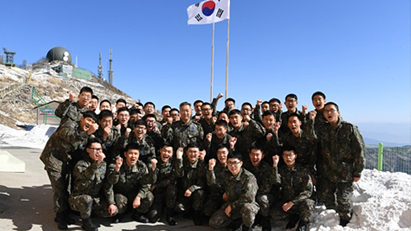 이왕근 공군총장, ‘하늘 아래 첫부대’ 장병들과 떡국