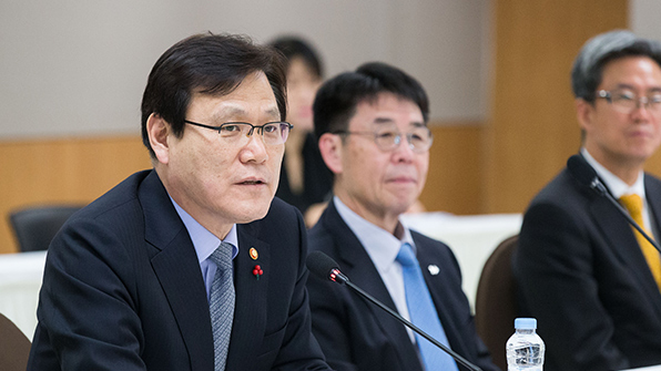 최종구 금융위원장 “예금-대출금리 차이 은행권 타당한 설명 내놔야”