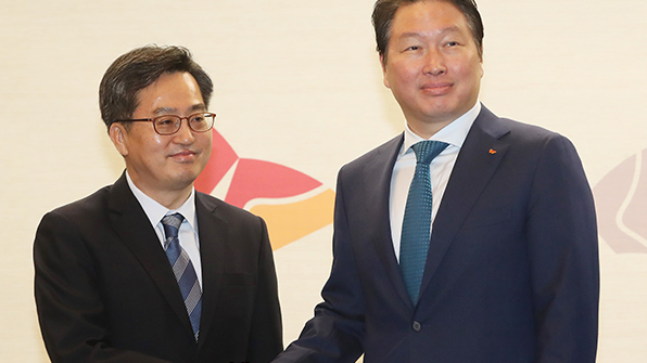 김동연 부총리, SK그룹 방문…“일자리 만드는 것은 결국 기업”