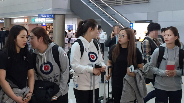 여자컬링 안절부절 인터뷰…연맹서 ‘출국 인터뷰 자제’ 요청