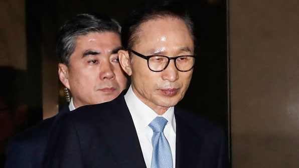 이명박 前 대통령, 21시간 조사 뒤 귀가 …혐의 전면 부인한 듯