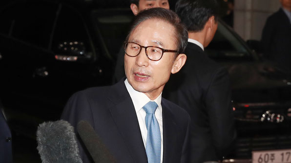 ‘혐의 부인’ MB, 21시간 조사 후 귀가…검찰 구속영장 검토