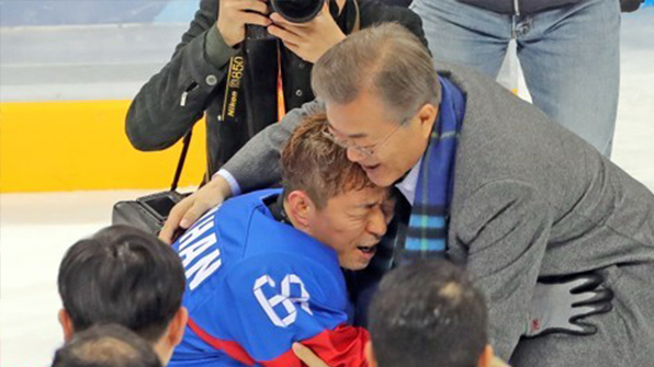 文 대통령, 김정숙 여사와 패럴림픽 아이스하키 관람