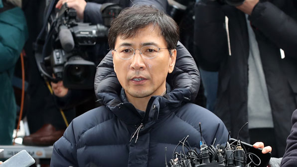 검찰, ‘성폭행 의혹’ 안희정 내일 오전 10시 소환 통보