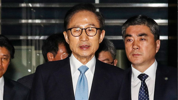 법원, 이명박 구속영장 발부…“소명 충분, 증거인멸 우려”
