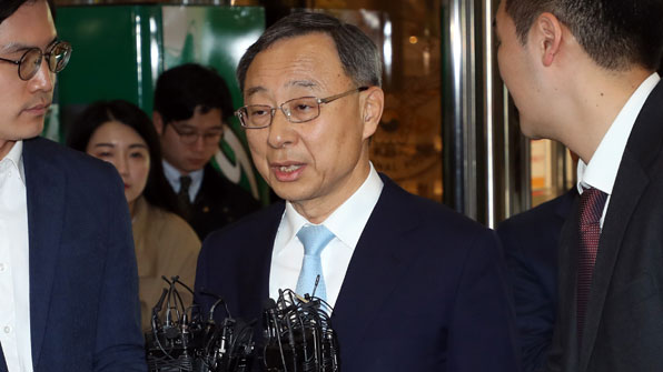 ‘정치자금법 위반’ 혐의…황창규 KT 회장 경찰 출석