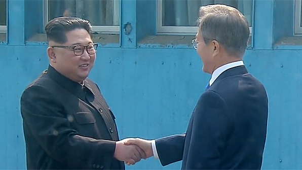 문재인-김정은 9시 30분 첫 만남…군사분계선서 손 맞잡아