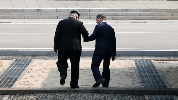문 대통령, 북측 지역으로 10초간 북한 땅 밟아