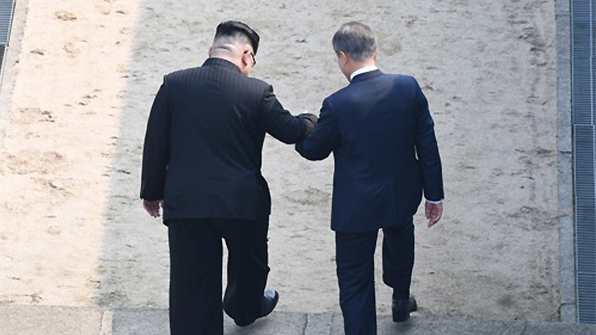 “김정은 ‘깜짝 제안’으로 북측 구역에”…외신이 뽑은 명장면