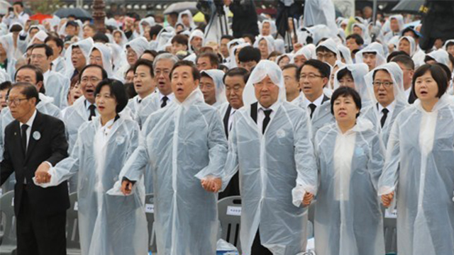 여야 주요 인사 광주 집결…‘임을 위한 행진곡’ 제창