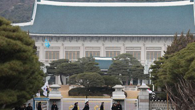 靑 “개헌표결 불참 야당, 직무 유기…매우 안타깝고 유감”