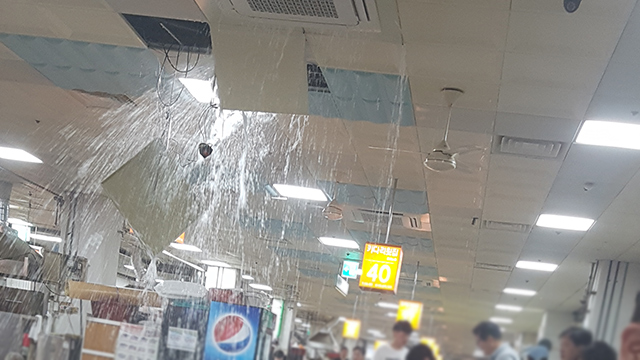 자갈치시장 2층 천장에서 물 쏟아져…수십 명 대피