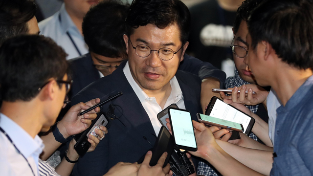 송인배 靑비서관 13시간반 조사 마치고 귀가…“진실 밝혀지길”
