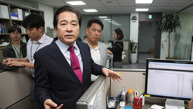 ‘정보 유출’ 혐의 심재철 의원실 압수수색…“야당 탄압에 강력 대처”