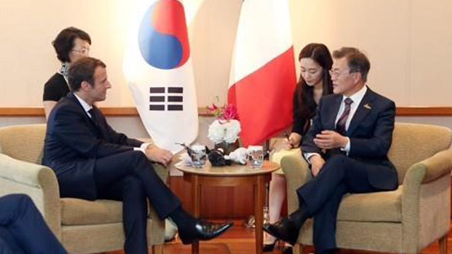 文 대통령 파리 도착…프랑스 국빈 방문 일정 시작